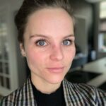 Stijn Fransen Instagram - Hormonen? Kou? Eczeem? 😩 Ik heb geen idee wat we aan de hand is deze winter met mijn huid maar man ik vind het maar ingewikkeld. Rode jeukende plekken op mijn gezicht. Handen waar de kloven in vallen per uur. Benen waar je letterlijk op kan tekenen van de droogheid en schouderbladen die jeuken 🤦🏼‍♀️ Dus ik leef op de Toleriane lijn van La Roche-Posay voor op mijn gezicht en voor mijn lichaam de Lipikar lijn echt ik kan niet zonder 🤩 Ik ben dit jaar weer een trotse ambassadeur van La Roche-Posay en daar ben ik echt heel blij mee. Heb je vragen of wil je dingen weten, stel ze in de comment 👇 #toleriane #trotseambassadeur #ambassador #LRPLOVE #lipikar @larocheposay