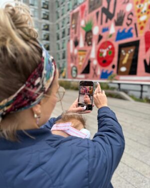 Stijn Fransen Instagram - Verloofd 💍 Even een kleine foto dump van de plek waar mijn man vorig jaar op zijn knie voor mij ging 🫶 
1: Koffie & een pain au chocolat to go
2: Foto maken van mijn verlovingsring op DE plek
3: De ring 😱
4: Mijn mannen 
5: De plek   Nine op mijn buik ipv IN mijn buik 
6: Lof dit uitzicht 
7: De man die stiekem alweer een foto van mij maakt terwijl ik de tourist uitgang ✌️
8: Nog zo’n heerlijke stads foto uitzicht 
9: De man en ik 
10: Kind had honger 🤱🏼