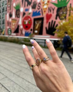 Stijn Fransen Instagram - Verloofd 💍 Even een kleine foto dump van de plek waar mijn man vorig jaar op zijn knie voor mij ging 🫶 1: Koffie & een pain au chocolat to go 2: Foto maken van mijn verlovingsring op DE plek 3: De ring 😱 4: Mijn mannen 5: De plek Nine op mijn buik ipv IN mijn buik 6: Lof dit uitzicht 7: De man die stiekem alweer een foto van mij maakt terwijl ik de tourist uitgang ✌️ 8: Nog zo’n heerlijke stads foto uitzicht 9: De man en ik 10: Kind had honger 🤱🏼