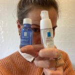 Stijn Fransen Instagram - Mijn hoofd 😁 Die heeft al de hele week een dikke vette error. Mega dikke allergie ogen en opgezwollen wangen en eczeem op mijn voorhoofd. Ik zie er uit alsof ik mega heb gehuild terwijl ik mij kei goed voel hahaha 😉 Niets wat helaas de zwelling tegen kan gaan maar de jeuk wel. Echt ik leef met het Toleriane serum en de oogcreme op zak deze dagen. Want zodra ik jeuk krijg kan ik er meteen wat opsmeren! Het serum is verzachtend en hydraterend en verrijkt met Neurosensine. Het helpt direct intensief te verminderen en om de huidbarrière te helpen herstellen ❤️‍🩹 Kortom daarom zit hij in mijn zak deze week 🙌 #toleriane #trotseambassadeur #ambassador #LRPLOVE #partner @larocheposay