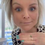 Stijn Fransen Instagram - Allergie 🦠 Het seizoen is weer geopend hoor. Pollen zweven weer overal dus je huid heeft het zwaar te voorduren of in iedergeval mijn huid. Mijn hooikoorts uit zich ook in eczeem gerelateerde klachten kennen jullie dat? 😓 Het Toleriane Dermallergo serum verzacht, versterkt en helpt de huid barrière herstellen. Dus voor alle allergie koppies zou ik aanraden deze te gaan gebruiken in je dagelijkse routine vanaf nu 😜 #toleriane#trotseambassadeur #ambassador #LRPLOVE #partner @larocheposay #allergieseizoen