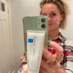 Stijn Fransen Instagram - Redder in nood 🆘 Voor iedereen die de Cicaplast Baume B5 niet kent. Dit is echt je redder in nood in alle omstandigheden. Zoals je op de foto ziet had ik gisteravond opeens een mega eczeem uitbraak. Dus dan doen ik er een laagje op voordat ik ga slapen. Maar ook op Lieuwe zijn billen is het super fijn. Met dit weer als de kloven in mijn vingers springen. Oprecht in elke tas samen met mijn Cicaplast lippenbalsem zit een tube Cicaplast Baume B5. En nou is die vernieuwd er staat een achter de 5. Het Herstelt optimaal de huidbarrière: Madecassoside Koper - Zink - Mangaan Tribioma. Verzacht droge, geïrriteerd aanvoelende zones: 5% Panthenol. En beschermt de huid: Rijke en voedende textuur. #proudambasaseur #trotseambassadeur #ambassador #LRP #cicaplast #baumeb5 #publiciteit @larocheposay