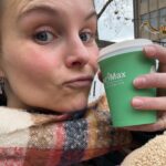 Stijn Fransen Instagram - Mini photo dump! 😁 Spannender dan dit wordt het niet. Dagen lijken op elkaar - want we gaan lekker structuur - en vast aan slaap momenten in bed. Kortom veel thuis! 🙋‍♀️ 1: koffie en kerstkadootjes halen en KOFFIE 🙏 2: Nine knock out voeden 3: Nog een heerlijk voed momentje 4: Even een nieuw kleurtje in m’n haar 😆 5: Dol op kerstkaartjes 💚 #jekanskieenopmnwallen #donkeredagen #momlife #iloveit