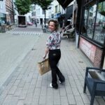 Stijn Fransen Instagram - Dagje Antwerpen 🤭 Stijn ga je echt voor 4 uurtjes even op en neer?! Ja zeker, kindjes op de opvang en gaan! Maakt niet uit hoe lang of hoe kort de trip duurt, deze stad is altijd fijn. 😍 Zie foto’s en beschrijving als je nieuwsgierig bent waar ik vaak heen ga. Maar ik ben altijd opzoek naar nieuwe koffie tentjes, lunchen plekken, vintage winkels, mooie straatjes. Dus kom maar door met die tips 🙌 1: koffie/ontbijten bij @charliesantwerp 2: vintage shoppen bij @meltingpot.kilo 3: de Lee store @leejeanseurope 4: LIEVELINGS PARFUM VAN DE MAN @lelabofragrances 5: Carhartt voor de man @carhartt_europe 6: Een van mijn lievelings lunche plekken @cafematicantwerpen 7: Kloosterstraat ALTIJD leuk! (terug naar de auto - Q-park) 8: Moe maar voldaan naar huis…. Oh nee in de file 😓