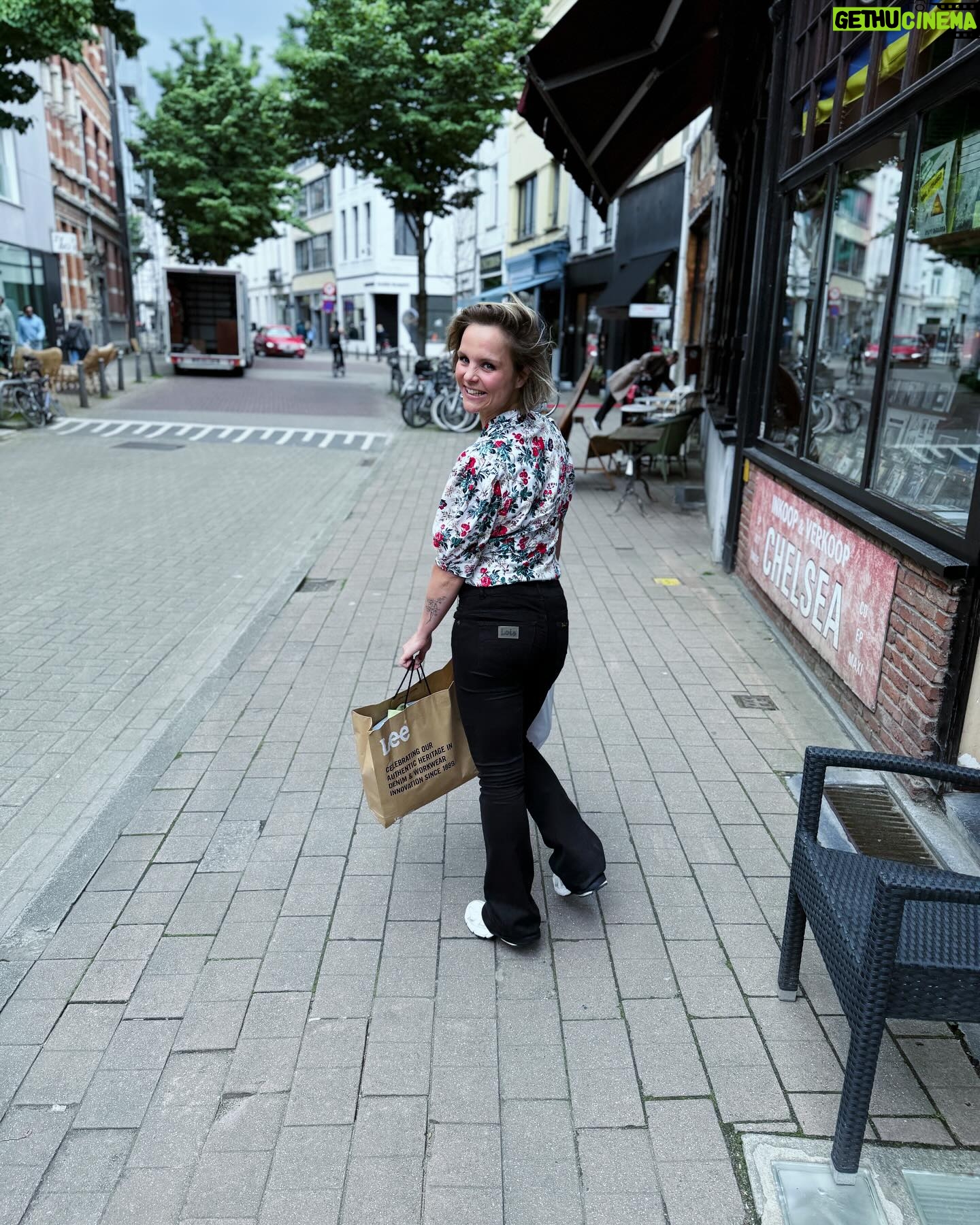 Stijn Fransen Instagram - Dagje Antwerpen 🤭 Stijn ga je echt voor 4 uurtjes even op en neer?! Ja zeker, kindjes op de opvang en gaan! Maakt niet uit hoe lang of hoe kort de trip duurt, deze stad is altijd fijn. 😍 Zie foto’s en beschrijving als je nieuwsgierig bent waar ik vaak heen ga. Maar ik ben altijd opzoek naar nieuwe koffie tentjes, lunchen plekken, vintage winkels, mooie straatjes. Dus kom maar door met die tips 🙌 1: koffie/ontbijten bij @charliesantwerp 2: vintage shoppen bij @meltingpot.kilo 3: de Lee store @leejeanseurope 4: LIEVELINGS PARFUM VAN DE MAN @lelabofragrances 5: Carhartt voor de man @carhartt_europe 6: Een van mijn lievelings lunche plekken @cafematicantwerpen 7: Kloosterstraat ALTIJD leuk! (terug naar de auto - Q-park) 8: Moe maar voldaan naar huis…. Oh nee in de file 😓