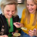 Stijn Fransen Instagram - Stijn kwam weer eens gezellig samen koken.❤️ We hebben ravioli in (zelf gemaakte kippen) bouillon gemaakt. Echt te lekker! Pastadeeg; 200 gr 00 bloem 50 gr semolina beetje zout 4 eieren Meng bloem, semolina en zout maak kuiltje en leg eieren erin Meng met vork eieren en bloem, als het goed gemengd is, kneed je met handen verder, zolang totdat je een mooi elastisch deeg hebt, ongeveer 10-15 min Leg in folie zeker een half uur in koelkast. (nacht nog beter) Maak ricotta spinazie vulling; 200 gr gewassen spinazie 200 gr uitgelekte ricotta 60 gr parmezaan peper en zout snuf noodmuskaat 1 ei evt klein teentje knoflook Bak de spinazie in olie (en evt knoflook), laat goed uitlekken Doe in keukenmachine samen met ricotta, parmezaan, peper en zout, noodmuskaat en 1 ei laat weer even heel goed uitlekken. Haal het deeg uit de koelkast en maak met pastamachine mooie vellen steek daar rondjes uit, doe er beetje vulling op. plak dicht met beetje water Kook in zout water Ik had nog zelfgemaakte bouillon in de vriezer, maar die kun je natuurlijk ook gewoon kopen. Serveer de ravioli in een bordje met de bouillon en wat erwtjes. Super lekker!