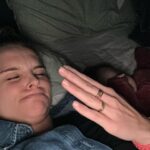 Stijn Fransen Instagram - Mini photo dump! 😁 Spannender dan dit wordt het niet. Dagen lijken op elkaar - want we gaan lekker structuur - en vast aan slaap momenten in bed. Kortom veel thuis! 🙋‍♀️ 1: koffie en kerstkadootjes halen en KOFFIE 🙏 2: Nine knock out voeden 3: Nog een heerlijk voed momentje 4: Even een nieuw kleurtje in m’n haar 😆 5: Dol op kerstkaartjes 💚 #jekanskieenopmnwallen #donkeredagen #momlife #iloveit