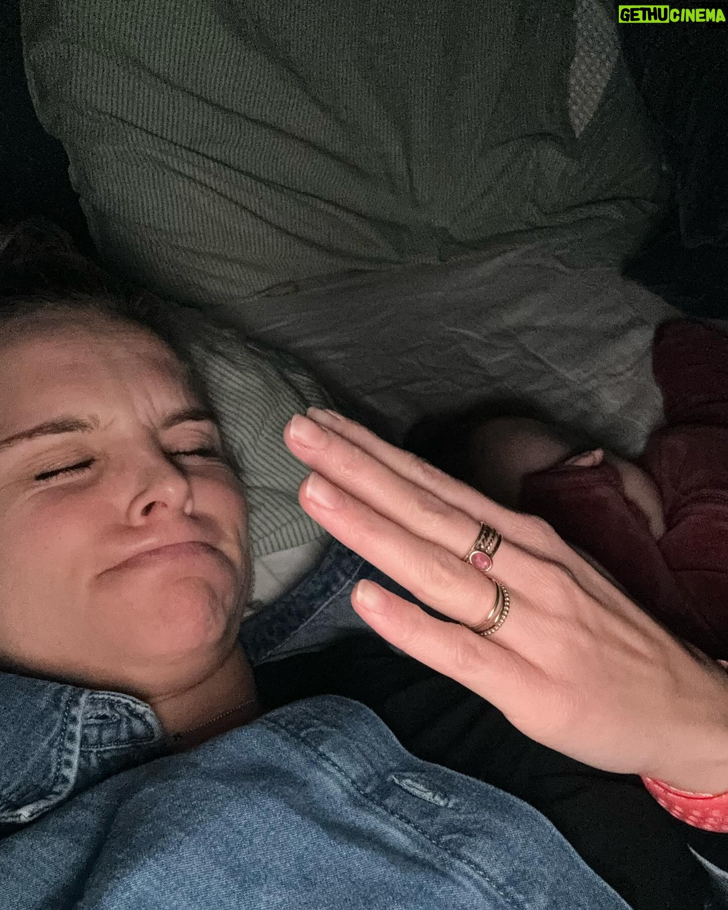 Stijn Fransen Instagram - Mini photo dump! 😁 Spannender dan dit wordt het niet. Dagen lijken op elkaar - want we gaan lekker structuur - en vast aan slaap momenten in bed. Kortom veel thuis! 🙋♀️ 1: koffie en kerstkadootjes halen en KOFFIE 🙏 2: Nine knock out voeden 3: Nog een heerlijk voed momentje 4: Even een nieuw kleurtje in m’n haar 😆 5: Dol op kerstkaartjes 💚 #jekanskieenopmnwallen #donkeredagen #momlife #iloveit