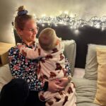Stijn Fransen Instagram - Kerstbed 🎄🤩 Donkere dagen voor kerst dus dat betekend nog langer in bed liggen omdat in het donker opstaan met -2 echt niet mijn lievelings is. Lieuwe die lekker bij ons kruipt als hij wakker is en nog even met de kerstlampjes aan in bed. Op zulk soort momenten ben ik echt heel blij met ons Emma delux boxspring. Een goed bed is zo belangrijk! @emmasleepnl heeft nu mega Christmas korting en als je mijn kortingscode: STIJN gebruikt krijg je daar nog eens 10% korting boven op 🥂 dus score nu je nieuwe Emma item 👌 #emmasleep #buywhatreallymattress #ad @emmasleepnl #boxpringdelux #koudedagenvoorkerst