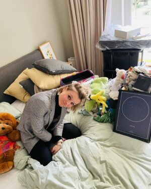 Stijn Fransen Instagram - Chaos 🤯 Onze slaapkamer was ontploft we hebben ook een paar dagen in het logeerbed geslapen 🛏️ Ik begin dan met opruimen, en ja dan wordt het eerst altijd veel erger maar daarna is het zo fijn! Maar deze klus duurde even wat langer dan 1 opvang dag, oeps 😂 Maar het is klaar! En wat ben ik blij dat we nu weer heerlijk in ons Emme Deluxe Boxpring bed slapen, stiekem zou ik dus heel graag de storage variant willen zodat als ik opruim woede heb ik het kan verstoppen onder het bed 😂 Ken je dit opruim gevoel dat je denkt of fix ik even maar dat je het dan even verkeerd hebt ingeschat?😱 MET MIJN KORTINGSCODE : STIJN KRIJG JE 10% EXTRA KORTING OP JE NIEUWE @emmasleepnl BOVEN OP DE KORTING VAN DE SITE. Dus nu de kans om stiekem met korting dingen onder je bed te verstoppen 👍🙋‍♀️ 

#SwitchOffSleepWellSwitchOn #EmmaWorldSleepDay2023 @emmasleepnl #partner #opruimen #nuweerlekkerslapen