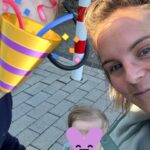 Stijn Fransen Instagram - De vakantie is begonnen 🎉⛰️ 1: De wissel.. eerste 2u zitten er op. Ik wil altijd het eerste stuk rijden. Vind ik fijn ben ik meteen wakker hop en gaan. 🤨 2: Laden, plassen, koffie, broodjes en lekker even rond rennen ergens in Duitsland. 3: Volgende stop. We stoppen elke 2u even plassen, benen strekken,eten maar vooral efficiënt de auto opladen. ✌️ 4: Kindjes slapen voor de tweede keer te gelijk. Wat een feest! 5: Doggyback 🥰 6: Georganiseerde chaos op de achterbank 7: JAAAAAAAA DE BERGEN. Hier doen we het voor!⛰️💚 8: Hier vond niemand het meer leuk. GELUID AAN 😂 (12u in de auto) inclusief laden en rustig aan doen want qua km 950 ofzo 9: Kindjes slapen en wij genieten van koffie en wijn 🍷 10: Dit uitzicht is echt mijn lievelings! 2 weken lang bergen ♥️