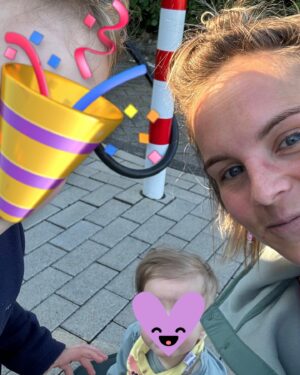 Stijn Fransen Instagram - De vakantie is begonnen 🎉⛰️
1: De wissel.. eerste 2u zitten er op. Ik wil altijd het eerste stuk rijden. Vind ik fijn ben ik meteen wakker hop en gaan. 🤨
2: Laden, plassen, koffie, broodjes en lekker even rond rennen ergens in Duitsland. 
3: Volgende stop. We stoppen elke 2u even plassen, benen strekken,eten maar vooral efficiënt de auto opladen. ✌️ 
4: Kindjes slapen voor de tweede keer te gelijk. Wat een feest! 
5: Doggyback 🥰
6: Georganiseerde chaos op de achterbank
7: JAAAAAAAA DE BERGEN. Hier doen we het voor!⛰️💚
8: Hier vond niemand het meer leuk. GELUID AAN 😂 (12u in de auto) inclusief laden en rustig aan doen want qua km 950 ofzo
9: Kindjes slapen en wij genieten van koffie en wijn 🍷 
10: Dit uitzicht is echt mijn lievelings! 2 weken lang bergen ♥️