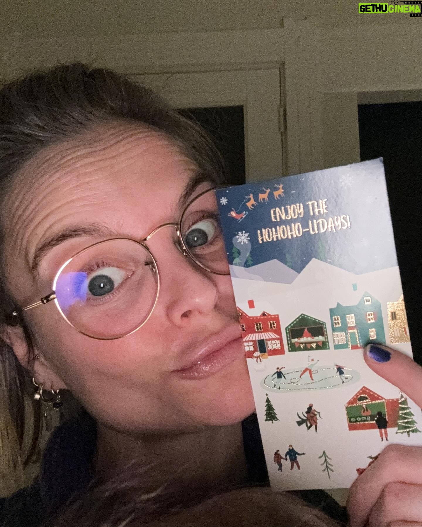 Stijn Fransen Instagram - Mini photo dump! 😁 Spannender dan dit wordt het niet. Dagen lijken op elkaar - want we gaan lekker structuur - en vast aan slaap momenten in bed. Kortom veel thuis! 🙋♀️ 1: koffie en kerstkadootjes halen en KOFFIE 🙏 2: Nine knock out voeden 3: Nog een heerlijk voed momentje 4: Even een nieuw kleurtje in m’n haar 😆 5: Dol op kerstkaartjes 💚 #jekanskieenopmnwallen #donkeredagen #momlife #iloveit