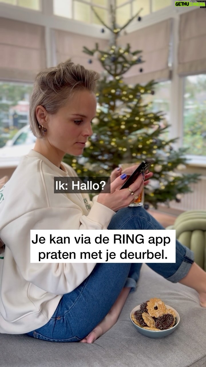 Stijn Fransen Instagram - 📦 Als je een pakketje bestelt voor de feestdagen, en de levering vanuit je luie stoel kunt aannemen... dat is wat je wilt, toch? 👍 Allemaal mogelijk gemaakt met de @ring Battery Video Doorbell Plus. Via de Ring-app kun je namelijk met iedereen aan je voordeur praten. Ik voel me echt veilig met het Ring-beveiligingssysteem.😁 #ringNL #ad #fair #luistoel