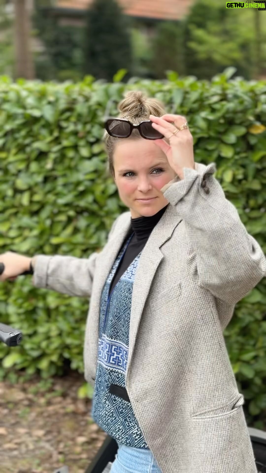 Stijn Fransen Instagram - vanHaren heeft voor onze HELE familie de tofste retro look sneakers tegen een betaalbare prijs! Ik hou der van ✌️ @vanharenschoenen #vanHaren #ad #sneakers #retro #familie