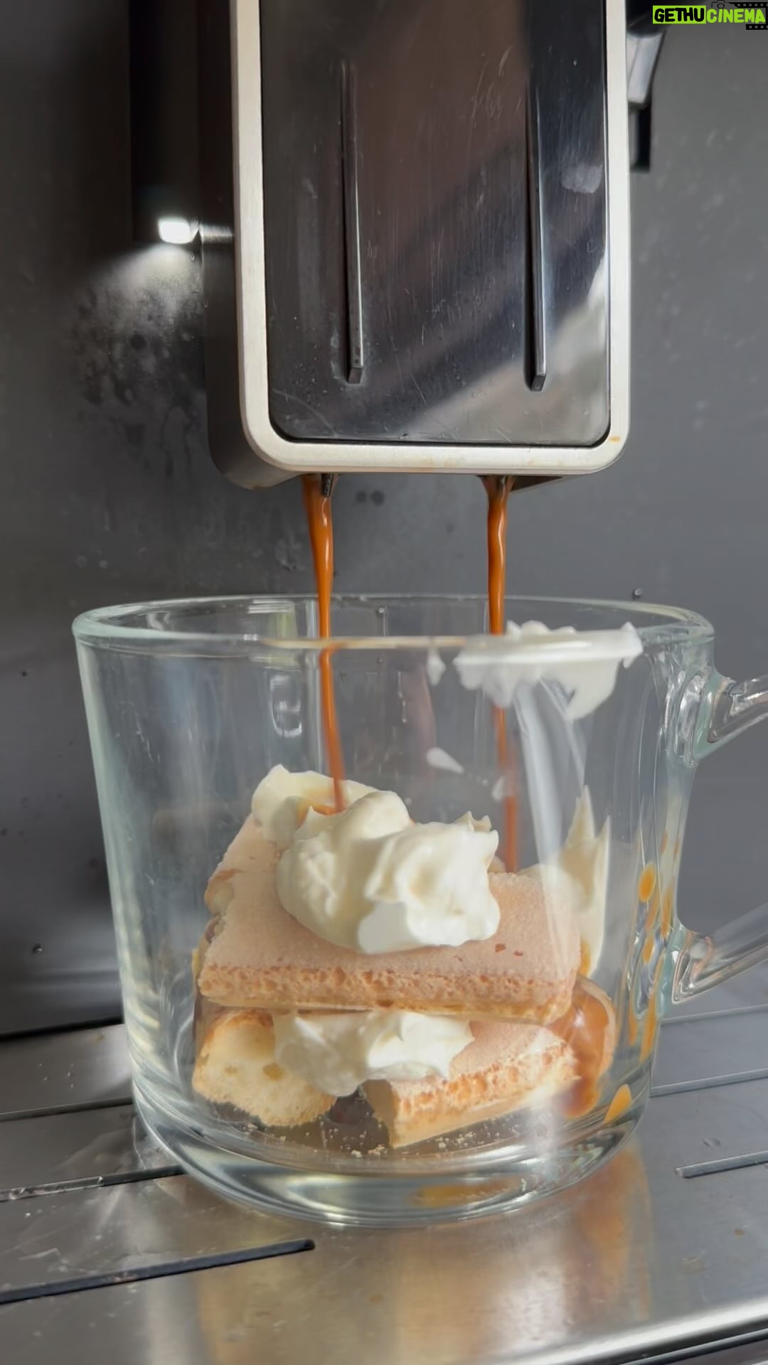 Stijn Fransen Instagram - Ja hoor ik heb weer een koffie receptje geprobeerd. VET LEKKER!! #koffie #coffee #tiramisu #momlife #coffeeneeded