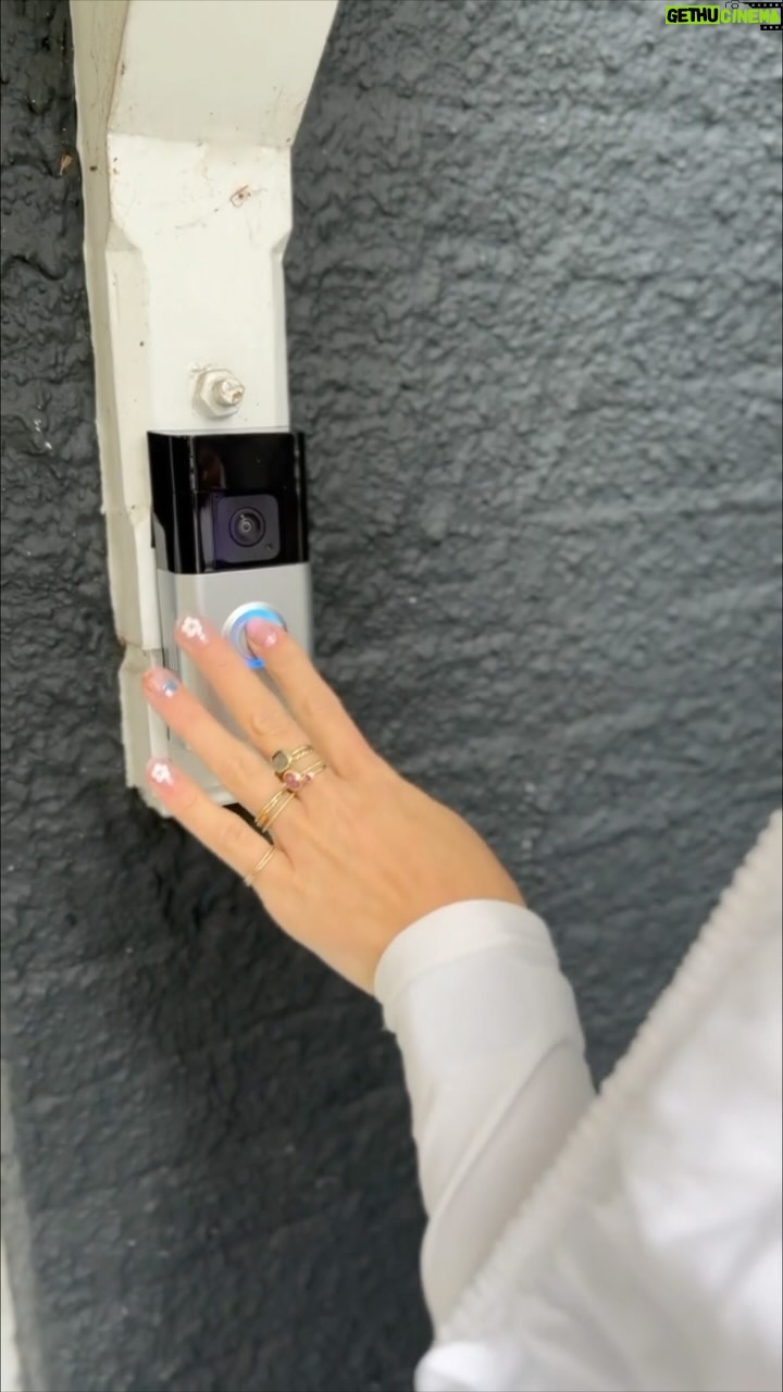Stijn Fransen Instagram - Trick or treat ๐ป Belletje lellen wordt hem niet meer met onze nieuwe @ring Battery Video Doorbell Plus. Maar toch is het gelukt.. maar door wie?? Halloween staat voor de deur dus maak je deurbel lekker spooky met de chime tones, want je wil graag in de gaten houden wie er voor je voordeur staat๐ Met de geavanceerde Ring Battery Video Doorbell Plus zie je elk detail met uitgebreid zicht in 1536p HD-video en kun je direct reageren vanuit de Ring-app. Hoe meer je ziet, hoe meer je weet. Dus geen gespook voor mijn voordeur deze Halloween ๐ #ad #RingNL #Halloween #spooky #ikzieikziewiejijnietziet