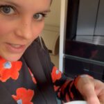 Stijn Fransen Instagram - Zoenen met koffie ☕️ Succes of fail? #instaideas #tiktokideas #koffie #coffee #tiktoktrend #zoenen
