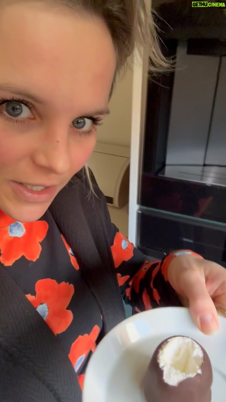 Stijn Fransen Instagram - Zoenen met koffie ☕️ Succes of fail? #instaideas #tiktokideas #koffie #coffee #tiktoktrend #zoenen