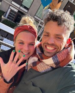 Stijn Fransen Instagram - YES! Ik zei JA 💍 Hij ging op z’n knie in New York op High Line park hoe romantisch wil je het hebben 🤍 Dus sorry geen babyboy door een blauwe cupcake (wel heel leuk bedacht allemaal 😂) maar een verloving! 🫶 We hebben nog geen datum of plek dus alle tips voor een unieke, bijzondere (voor een klein gezelschap) locatie in Nederland zijn heel welkom 🤗 #vierdeliefde #trouwen #bruid #verloofd #2023 #newyork #highlinenyc