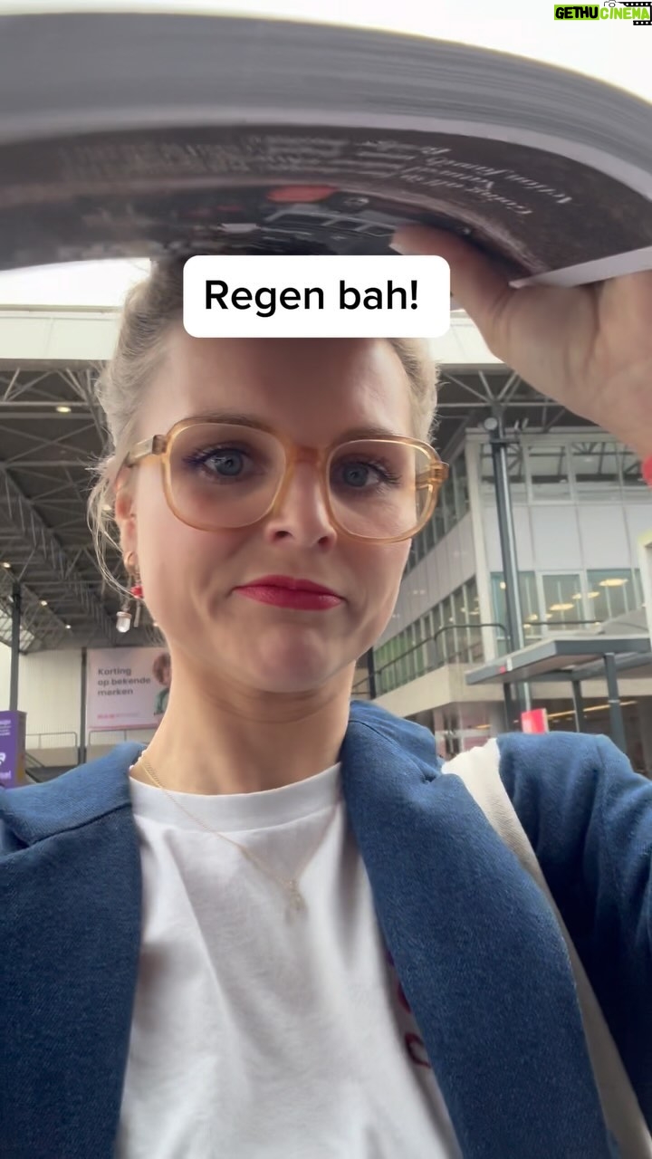 Stijn Fransen Instagram - Op de @negenmaandenbeurs_ bij het persontbijt. En ik was gegast bij @ademinademuit , de podcast met bevallingsverhalen! Binnenkort te beluisteren 🙋♀️ #negenmaandenbeurs #podcast