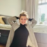 Stijn Fransen Instagram - Chaos 🤯 Onze slaapkamer was ontploft we hebben ook een paar dagen in het logeerbed geslapen 🛏️ Ik begin dan met opruimen, en ja dan wordt het eerst altijd veel erger maar daarna is het zo fijn! Maar deze klus duurde even wat langer dan 1 opvang dag, oeps 😂 Maar het is klaar! En wat ben ik blij dat we nu weer heerlijk in ons Emme Deluxe Boxpring bed slapen, stiekem zou ik dus heel graag de storage variant willen zodat als ik opruim woede heb ik het kan verstoppen onder het bed 😂 Ken je dit opruim gevoel dat je denkt of fix ik even maar dat je het dan even verkeerd hebt ingeschat?😱 MET MIJN KORTINGSCODE : STIJN KRIJG JE 10% EXTRA KORTING OP JE NIEUWE @emmasleepnl BOVEN OP DE KORTING VAN DE SITE. Dus nu de kans om stiekem met korting dingen onder je bed te verstoppen 👍🙋‍♀️ #SwitchOffSleepWellSwitchOn #EmmaWorldSleepDay2023 @emmasleepnl #partner #opruimen #nuweerlekkerslapen