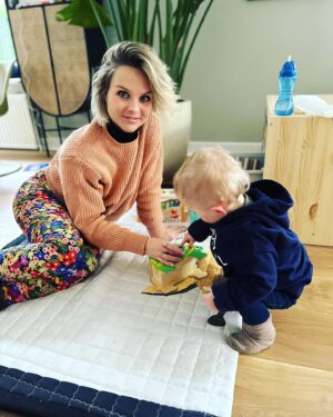 Stijn Fransen Instagram - 1,5 jaar 🤯 onze kleine grote kleine man. Vandaag 24 januari precies 1,5 jaar oud. HALLO HEE wat gaat de tijd snel maar ook zo langzaam. Ben vandaag een beetje labiel hahaha 😜 Ik blijf het een dingetje vinden 6 weken, 6 maanden, 1 jaar 1,5 jaar en straks 2. Oké ik hou op vandaag is gewoon zo’n dag 👋 

#anderhalfjaar #kleintjeswordengroot #klein #groot #dreumes #18maanden #moeder #mam #motherhood