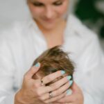 Stijn Fransen Instagram - Verbinding 💞 Moeder worden is niet in woorden te beschrijven. Ik kan oprecht niet vertellen wat er gebeurd, want er veranderde iets in mij. Er hebben twee mensjes gegroeid en geleefd in mijn buik♥️ De navelstreng was de connectie en nu is mijn melk wat hun laat groeien. BIZAR wat het vrouwenlijf kan. Ik vind dat zo bijzonder! Twee jaar geleden kwam ik Nicole van @mimmiesieraden tegen. Zij maakt van moedermelk sieraden maar dus ook van de navelstreng of een melktandje. Dus ik dacht DAT WIL IK! Van Lieuwe heb ik een Moedermelkring en nu van Nine heb ik een Navelstrengring, in een ketting de melk van Lieuwe en Nine samen, zodat die twee kleintjes bij elkaar zijn 💞 📸 @sharon.gallardo.photography #moedermelk #moedermelksieraad #navelstreng #navelstrengsieraad #moeder #mom #gekregen