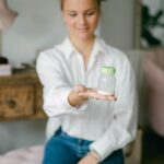 Stijn Fransen Instagram - Verbinding 💞 Moeder worden is niet in woorden te beschrijven. Ik kan oprecht niet vertellen wat er gebeurd, want er veranderde iets in mij. Er hebben twee mensjes gegroeid en geleefd in mijn buik♥️ De navelstreng was de connectie en nu is mijn melk wat hun laat groeien. BIZAR wat het vrouwenlijf kan. Ik vind dat zo bijzonder! Twee jaar geleden kwam ik Nicole van @mimmiesieraden tegen. Zij maakt van moedermelk sieraden maar dus ook van de navelstreng of een melktandje. Dus ik dacht DAT WIL IK! Van Lieuwe heb ik een Moedermelkring en nu van Nine heb ik een Navelstrengring, in een ketting de melk van Lieuwe en Nine samen, zodat die twee kleintjes bij elkaar zijn 💞 📸 @sharon.gallardo.photography #moedermelk #moedermelksieraad #navelstreng #navelstrengsieraad #moeder #mom #gekregen