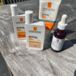 Stijn Fransen Instagram - Pigment verkleuring - zwangerschapsmasker 🙅🏼‍♀️ Ik hou van de zon het liefste zit/loop/sta ik de hele dag strak in de zon. Maar helaas vind mijn hoofd dat niet meer zo leuk. Door mijn hormoonhuishouding heb ik pigment verkleuring gekregen tijden mijn zwangerschap van Lieuwe. Niets aan te doen en ook niet te verkomen maar wel stom vind ik 😉 Gelukkig heb ik heel veel baat bij het Pure Niacinamide 10 Serum van La Roche-Posay. Dit serum vermindert donkere vlekjes, restlittekentjes, hyperpigmentatie en een ongelijkmatige teint. En dit zeg ik omdat het ècht voor mij werkt, zie foto’s!! 🙏 En natuurlijk factor 50, altijd elke dag factor 50 van de Anthelios lijn. Ik hoop dat het bij jullie ook net zo fijn werkt als bij mij. En met je snuit uit de zon blijven én factor smeren beter advies heb ik niet. 😉 #NIACINAMIDE SERUM #pigment #anthelios #zon #trotseambassadeur #ambassador #LRPLOVE #partner @larocheposay