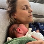 Stijn Fransen Instagram - Pas op de plaats 😴 Ik ga zo goed met mijn herstel dat ik te snel te veel doe. Even dit even dat even zus even zo. Maar eigenlijk ben ik pas 12 dagen uit het ziekenhuis… en dat vergeet ik nog wel eens. En nu zegt alles in mij, zitten Stijn en even niets! 🙅🏼‍♀️ Herkenbaar of denken jullie waar heeft ze het over? Nog tip zodat ik iets meer stil blijf zitten? Leuke serie ofzo hahaha alles is welkom 🤗 #baby #babygirl #gezinvan4 #pasopdeplaats #stilzitten