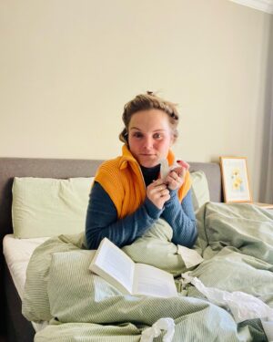 Stijn Fransen Instagram - Griep 🤧 Wat heb ik een hekel aan ziek zijn. En we wisselen elkaar lekker af hier in huis. Maar goed hopelijk zijn we nu klaar 🙏 Een goed bed is belangrijk want je ligt heel wat uurtje er op. Check jij wel eens hoe je matras erbij ligt of hoe de veringen zijn? Zou ik aanraden want dat is echt behoud van je eigen lijf, een goed en fijn bed. Bij @emmasleepnl hebben tot 50% januari korting en als je dan mijn kortingscode: STIJN ook gebruikt krijg je daar nog eens 10% boven op. Dus mega korting met korting 🥳 Een nieuw bed of matras, kussen of deken doet wonderen met een mens 🥰

#ad #emmasleep #vindjouwintergloed #slaaplekker