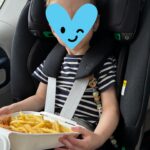 Stijn Fransen Instagram - De vakantie is begonnen 🎉⛰️ 1: De wissel.. eerste 2u zitten er op. Ik wil altijd het eerste stuk rijden. Vind ik fijn ben ik meteen wakker hop en gaan. 🤨 2: Laden, plassen, koffie, broodjes en lekker even rond rennen ergens in Duitsland. 3: Volgende stop. We stoppen elke 2u even plassen, benen strekken,eten maar vooral efficiënt de auto opladen. ✌️ 4: Kindjes slapen voor de tweede keer te gelijk. Wat een feest! 5: Doggyback 🥰 6: Georganiseerde chaos op de achterbank 7: JAAAAAAAA DE BERGEN. Hier doen we het voor!⛰️💚 8: Hier vond niemand het meer leuk. GELUID AAN 😂 (12u in de auto) inclusief laden en rustig aan doen want qua km 950 ofzo 9: Kindjes slapen en wij genieten van koffie en wijn 🍷 10: Dit uitzicht is echt mijn lievelings! 2 weken lang bergen ♥️