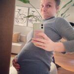 Stijn Fransen Instagram - Bolle buik 🤰 Dachten even leuk een buik update maar mijn hoofd wilde niet normaal op de foto dus dan maar zo 😂 Ik vind het weer zo heerlijk om zwanger te zijn, zo bijzonder dat er leven in je groeit 🧡 Moet wel zeggen dat ik zwaar onderschat heb hoe pittig het is als je een dreumes heb rond lopen. Want bij de eerste zwangerschap kon ik slapen, chillen, liggen eten wanneer ik wilde en nu is dat compleet anders 😎 Ik tel echt de weken af tot die kleine en Lieuwe elkaar gaan ontmoeten 😊 Hoe was jullie tweede zwangerschap? Anders, fijner, heftiger, het zelfde? Ben even nieuwsgierig #23weken #zwanger #pregnant #baby #babybelly #buik
