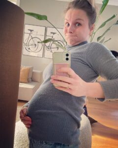 Stijn Fransen Instagram - Bolle buik 🤰 Dachten even leuk een buik update maar mijn hoofd wilde niet normaal op de foto dus dan maar zo 😂 Ik vind het weer zo heerlijk om zwanger te zijn, zo bijzonder dat er leven in je groeit 🧡 Moet wel zeggen dat ik zwaar onderschat heb hoe pittig het is als je een dreumes heb rond lopen. Want bij de eerste zwangerschap kon ik slapen, chillen, liggen eten wanneer ik wilde en nu is dat compleet anders 😎 Ik tel echt de weken af tot die kleine en Lieuwe elkaar gaan ontmoeten 😊 Hoe was jullie tweede zwangerschap? Anders, fijner, heftiger, het zelfde? Ben even nieuwsgierig #23weken #zwanger #pregnant #baby #babybelly #buik
