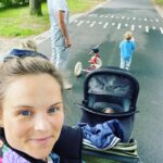 Stijn Fransen Instagram - Samen naar buiten 👨‍👩‍👧‍👦 Kraamtranen want dol gelukkig en zo uitgekeken naar dit moment. Naar buiten met z’n vieren klinkt natuurlijk heel idyllisch maar swipe voor hoe het echt ging 😂 Tot op de dag dat ik ging bevallen was ik elke dag met Lieuwe buiten aan het spelen poeh wat kan je die heerlijke buiten lucht missen en wat een gelukkig mens ben ik nu 😊🙏 #allesvoorheteerst #naarbuiten #gezinvanvier #baby #kraamtranen #happy