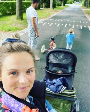 Stijn Fransen Instagram - Samen naar buiten 👨‍👩‍👧‍👦 Kraamtranen want dol gelukkig en zo uitgekeken naar dit moment. Naar buiten met z’n vieren klinkt natuurlijk heel idyllisch maar swipe voor hoe het echt ging 😂 Tot op de dag dat ik ging bevallen was ik elke dag met Lieuwe buiten aan het spelen poeh wat kan je die heerlijke buiten lucht missen en wat een gelukkig mens ben ik nu 😊🙏 

#allesvoorheteerst #naarbuiten #gezinvanvier #baby #kraamtranen #happy
