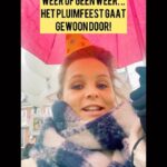 Stijn Fransen Instagram - Pluimfeest 🐥 De Vegetarische Slager viert feest, Pluimfeest!🥳 Om de Nationale Week Zonder Vlees (en Zuivel) te vieren, trekt De Vegetarische Slager door het land om “Pluimfeesten” te vieren. Deze vegan krokante kipburger werd bekroond als Gekozen Product van het Jaar 2023 🌱 Ik mocht mee doen met dit feestje om de burgers uit te delen. Wil jij ook het feestje meemaken? Dat kan 💥 10 maart: Zaandam, 11 maart: Enschede, 12 maart: Maastricht. Of scoor de burger 1 1 gratis bij de supermarkt deze week! #Pluimfeest #DeVegetarischeSlager @devegetarischeslager #partner #100%plantaardig