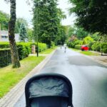 Stijn Fransen Instagram - Samen naar buiten 👨‍👩‍👧‍👦 Kraamtranen want dol gelukkig en zo uitgekeken naar dit moment. Naar buiten met z’n vieren klinkt natuurlijk heel idyllisch maar swipe voor hoe het echt ging 😂 Tot op de dag dat ik ging bevallen was ik elke dag met Lieuwe buiten aan het spelen poeh wat kan je die heerlijke buiten lucht missen en wat een gelukkig mens ben ik nu 😊🙏 #allesvoorheteerst #naarbuiten #gezinvanvier #baby #kraamtranen #happy