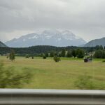 Stijn Fransen Instagram - De vakantie is begonnen 🎉⛰️ 1: De wissel.. eerste 2u zitten er op. Ik wil altijd het eerste stuk rijden. Vind ik fijn ben ik meteen wakker hop en gaan. 🤨 2: Laden, plassen, koffie, broodjes en lekker even rond rennen ergens in Duitsland. 3: Volgende stop. We stoppen elke 2u even plassen, benen strekken,eten maar vooral efficiënt de auto opladen. ✌️ 4: Kindjes slapen voor de tweede keer te gelijk. Wat een feest! 5: Doggyback 🥰 6: Georganiseerde chaos op de achterbank 7: JAAAAAAAA DE BERGEN. Hier doen we het voor!⛰️💚 8: Hier vond niemand het meer leuk. GELUID AAN 😂 (12u in de auto) inclusief laden en rustig aan doen want qua km 950 ofzo 9: Kindjes slapen en wij genieten van koffie en wijn 🍷 10: Dit uitzicht is echt mijn lievelings! 2 weken lang bergen ♥️