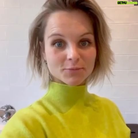 Stijn Fransen Instagram - Body 👌 schilfers, droge plekken, eczeem het is wat het is. Mijn huid vind het gewoon een beetje lastig de laatste tijd om zichzelf te verzorgen. Dus de Lipikarlijn van @larocheposay is een zege 🙌 Mijn dagelijkse routine helpt mij om geen kriebel te hebben 😊 #lipikar #trotseambassadeur #ambassador #LRPLOVE #partner @larocheposay