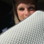 Stijn Fransen Instagram - Kussen 😘 Check jij je kussen wel eens? Of vraag je je zelf wel eens af waarom je hoofdpijn wakker wordt? Een stijve nek? Gekke spierpijn in de bovenlijf? Check dan is even je kussen. Waarschijnlijk is die toe aan vervanging of heeft jou lichaam andere ondersteuning nodig dan een tijd geleden. Het Emma Diamond kussen is mijn uitvinding van vorig jaar want : 1 Volledig aanpasbaar, 2 Behoudt zijn vorm, 3 Temperatuurregulerend. Zo wil ik een wat minder dik kussen dan vriendlief dus haal ik er een laag tussenuit. Maar nu tijdens mijn zwangerschap vind ik een dik kussen juist weer fijn, kortom ideaal kussen voor als je geen keuze kunt maken 🤗 10% extra korting op de korting van de site. Gebruik mijn kortingscode: STIJN #emmasleep #pregnetbelly #bollebuik #zwanger #klaarvoordestart #ontwaakopjebest #ad @emmasleepnl
