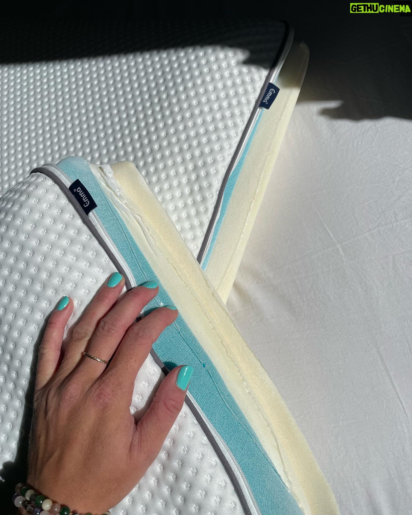 Stijn Fransen Instagram - Kussen π Check jij je kussen wel eens? Of vraag je je zelf wel eens af waarom je hoofdpijn wakker wordt? Een stijve nek? Gekke spierpijn in de bovenlijf? Check dan is even je kussen. Waarschijnlijk is die toe aan vervanging of heeft jou lichaam andere ondersteuning nodig dan een tijd geleden. Het Emma Diamond kussen is mijn uitvinding van vorig jaar want : 1 Volledig aanpasbaar, 2 Behoudt zijn vorm, 3 Temperatuurregulerend. Zo wil ik een wat minder dik kussen dan vriendlief dus haal ik er een laag tussenuit. Maar nu tijdens mijn zwangerschap vind ik een dik kussen juist weer fijn, kortom ideaal kussen voor als je geen keuze kunt maken π€ 10% extra korting op de korting van de site. Gebruik mijn kortingscode: STIJN #emmasleep #pregnetbelly #bollebuik #zwanger #klaarvoordestart #ontwaakopjebest #ad @emmasleepnl