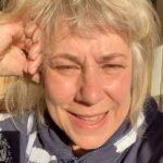 Stina Wollter Instagram - Efter den här föreläsningen kommer det dröja ett rejält tag fram till nästa tillfälle så passa på! Jag hoppas Vi ses på Culturum i Nyköping! Rena tvåstegsraketen med både föreläsning och musikmys ju. Länk till biljetter finns på min hemsida under på gång. Eller så googlar du bara mitt namn och ”Culturum”! Så här står det på tickster-sidan: Föreläsningen Konst, kropp och motstånd och musik som fångar upp livet. Upplev en föreläsning full av bilder, berättelser, sanning, smärta, skapande, konst, kroppstrix och dans. Stina Wollter beskriver de invasioner och den press som vi människor utsätts för, och sin väg till- och strategier för - motstånd och överlevnad. Något som helt oväntat ledde till en liten folkrörelse, människor som dansade fram på sociala medier med en uttalad längtan och ett krav på fredade rum kring varje kropp. Stina Wollter är konstnär, författare och Instagramprofilen som tar fajten mot omöjliga normer och för allas rätt att få vara trygga i sig själva och fylla sin plats på jorden. Tillsammans med Micke Olsson Wollter har Stina släppt fullängdaren ”Garden Songs” med texter om barn som flyttar hemifrån, överfyllda förråd, att förlåta sig själv och att hitta sin inre eld, bland annat. Efter föreläsningen kommer Micke upp med gitarren och det bjuds på konsert med ett urval av låtarna, så att själen får landa. Föreställningens längd: 2tim 30min, inkl paus