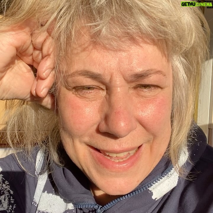 Stina Wollter Instagram - Efter den här föreläsningen kommer det dröja ett rejält tag fram till nästa tillfälle så passa på! Jag hoppas Vi ses på Culturum i Nyköping! Rena tvåstegsraketen med både föreläsning och musikmys ju. Länk till biljetter finns på min hemsida under på gång. Eller så googlar du bara mitt namn och ”Culturum”! Så här står det på tickster-sidan: Föreläsningen Konst, kropp och motstånd och musik som fångar upp livet. Upplev en föreläsning full av bilder, berättelser, sanning, smärta, skapande, konst, kroppstrix och dans. Stina Wollter beskriver de invasioner och den press som vi människor utsätts för, och sin väg till- och strategier för - motstånd och överlevnad. Något som helt oväntat ledde till en liten folkrörelse, människor som dansade fram på sociala medier med en uttalad längtan och ett krav på fredade rum kring varje kropp. Stina Wollter är konstnär, författare och Instagramprofilen som tar fajten mot omöjliga normer och för allas rätt att få vara trygga i sig själva och fylla sin plats på jorden. Tillsammans med Micke Olsson Wollter har Stina släppt fullängdaren ”Garden Songs” med texter om barn som flyttar hemifrån, överfyllda förråd, att förlåta sig själv och att hitta sin inre eld, bland annat. Efter föreläsningen kommer Micke upp med gitarren och det bjuds på konsert med ett urval av låtarna, så att själen får landa. Föreställningens längd: 2tim 30min, inkl paus