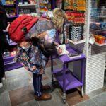Stina Wollter Instagram – På väg hem från intensiva dagar i göteborg.
Stannade till på pocketshop på centralstationen och signerade de tre pocketarna som fanns kvar. 
”Kring denna kropp” (min debut från 2018) fortsätter puttra in i människors liv och det är en stor glädje.

Min fjärde bok håller på att få form och jag längtar efter att kunna berätta mer. Trots månader av förlorad arbetstid i höstas, då jag skulle ha skrivit men inte kunde, har jag hopp om att klara tidsplanen. 

Du som följer mig, tack för att du hänger med i toppar och dalar, stiltje och storm, vardag och kalas, konst och kris, sång och panik, kärlek och kamp, smink och sunk, dans och depp, fröjd och fis.

Mitt inre fylls och förtvivlas av fasorna och de grova brotten mot mänskligheten i Gaza och på Västbanken och det känns ärligt talat helt surrealistiskt att så mycket bara rullar på under denna historiska tid.
Men rullar gör tiden och vi med den.