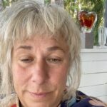 Stina Wollter Instagram - Mitt i vanmakt och död. Behöver vi tystnad, vila, ro så vi får utrymme kring vår riktning och vilja. Hur vi vill vara som människor. Det finns inga bestämda sätt hur man gör det men jag tror att en grej är att bestämma sig. Annars blir det nog inte. Jag låg platt på marken och tittade på moln nyss. Hur de formades och omformades av vindarna. Det blåa bakom molnen -en slags beständighet. För att stilla hjärnan lät jag bara ”blå” upprepas ett tag. Jag tyckte det flyttade in i mig. Blev omsorg. För att härbärgera alla känslor oavsett hur de ser ut behövs plats inuti. Lite tålamod i livets brus. Mod att möta tystnaden. Där är du. Där börjar mötet som du tar med dig ut och möter världen med. Du är viktig för dig i ditt liv. Sen är du viktig för andra Vi är Varandra.