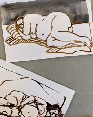 Stina Wollter Instagram - Gravidkroki idag. (7 bilder)

Skönt med korta ställningar och total närvaro; ögat, handen, pennan, känslan, penseln, formäventyret, kroppslandskapet, hjärnan tystnar, lyssnar… följer med i den koncentrerade linjen som bara vill vara så nära och sann som möjligt.

#stinawollterskonst