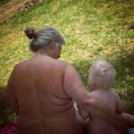 Stina Wollter Instagram - Mors dag. Många tankar idag om djupet och bottnarna i människor, djupet i mig som min dotter säger att hon bottnar i, om botten i min mamma som jag tar spjärn emot, trycker mig från, men ändå… hedrar fast lite tvärtom, jag tänker på hedersuppdraget att få värna det dyrbaraste ens barn skapat, jag tänker på min mormor som grät medan morfar agade mamma men som aldrig sa stopp, på att hon gick med på att inte ha kontakt med sina barnbarn eftersom mamma gifte sig med en kommunist, jag tänker på rörelsen genom generationer, den självklara, jag tänker på välsignelser och skador, ärr och arv, på kärlekens många olika språk och något som jag lärt mig av mina barn nu när de börjar se tillbaka på sina barndomar: De minns saker jag glömt, de räknar saker jag trodde var ingenting som skatter, jag har lärt mig att närvaro och lek, delaktighet och tillit mitt i vardagens stekos, overallstret och busstidtabell var hörnstenarna. Nu när de bygger sitt. Och jag får hälsa på. Jag är en mor. Mitt emellan mödrar.