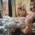 Stina Wollter Instagram – Ja eftersom jag sen ett par år ägnar mig åt att få lite bättre sömn och lite mindre stress i kroppen har jag små enkla rutiner som inte är krångliga. Jag går tex rakt upp ur sängen barfota ut på marken (jag vet, otroligt lyxigt att bo i hyreslägenhet med uteplats) och rör på mig lite på sätt som känns bra, kanske skakar jag bara, sträcker på mig, hoppar några hopp och svänger med armarna, men alltid ut i ljuset och luften. Ja, jag har tassat ut i snö också och nej, jag är inte alltid naken och ja, det har hänt att någon passerat. 

Sen har jag fått (tack Myrica) en fin yoganidrameditation på 22 minuter med en röst som jag står ut med som jag gör så ofta jag kommer på det. Ibland varje dag, ibland en gång i veckan.  Vidare undviker jag mobil direkt på morgonen, dagsljus är det första min hjärna ska ha. 

Jag och min man har en grej att när vi är hemma båda på morgonen för att han börjar sent på posten dansar vi minst tre låtar från listan ”Stinas morgondans” och stunden avslutas med att vi klappar på oss själva och varandra och kramas rent vetenskapligt och även av känsloskäl mer än 20 sekunder. Lite jäkla disciplin va. 

Jag halkade i en bastu i onsdags och mitt knä utan korsband glonkade till och jag är så jäääkla 😔över detta. Om jag bara inte gått ner i spagat i en satans talkshow (lite hetsad) och fastnat med foten med mina doc Martens i en gummiartad studiomatta 2018 hade allt varit bra. Nu är det bara att börja från noll igen med rehabövningar. 😕. 

Jag är på en trång plats arbetsmässigt då jag ligger lite efter och det hugger till av stress och rädsla. Men jag försöker ha tillit. Stress och rädsla är inga bra färdkamrater när ens arbete handlar om skapande. Viss press från deadline funkar bra men inte denna skörhet och detta tvivel som leder till rädsla. Oj vad svårt det är att inte bli sin egen stränga domare som redan innan något är gjort, kastar fram hinder. Jag vet mycket om kreativ process och flow men i vissa lägen i livet hoppar gammalt ruttet bagage fram och lägger sig i vägen och medan man håller på att karva sig igenom skiten förlorar man flowet och börjat tvivla. Så pendlar det; skapande, tvivel, tillit, tomhet, vittring, flow, tvivel…